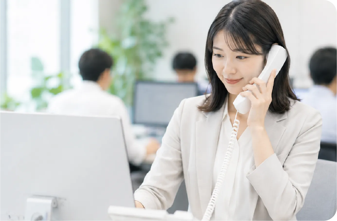 女性が電話をしている画像