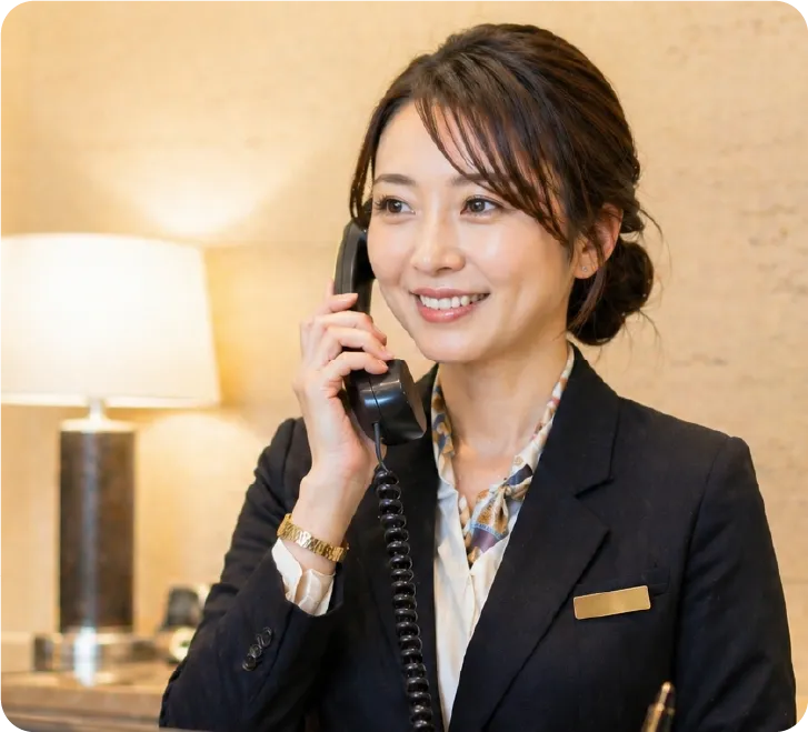 電話対応しているホテルマン