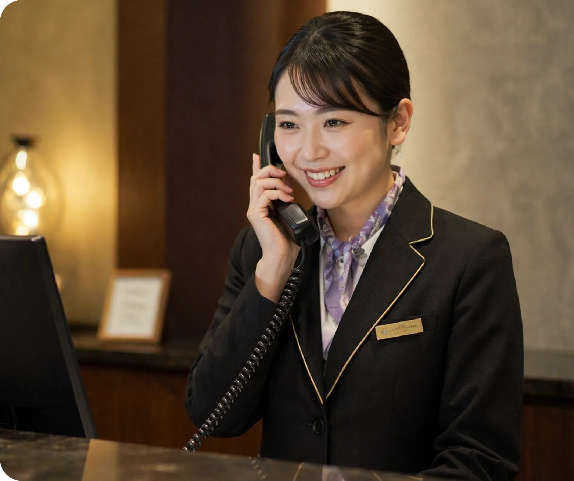 電話対応をするホテルマン