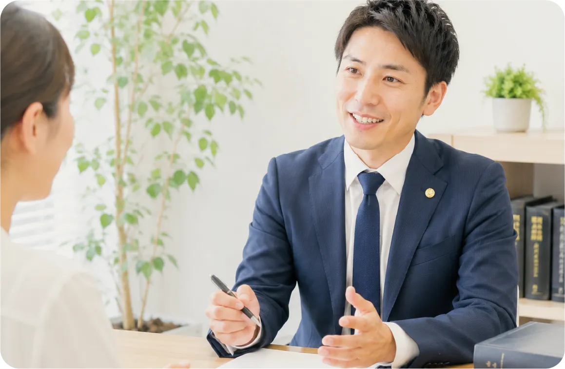スーツを着た男性