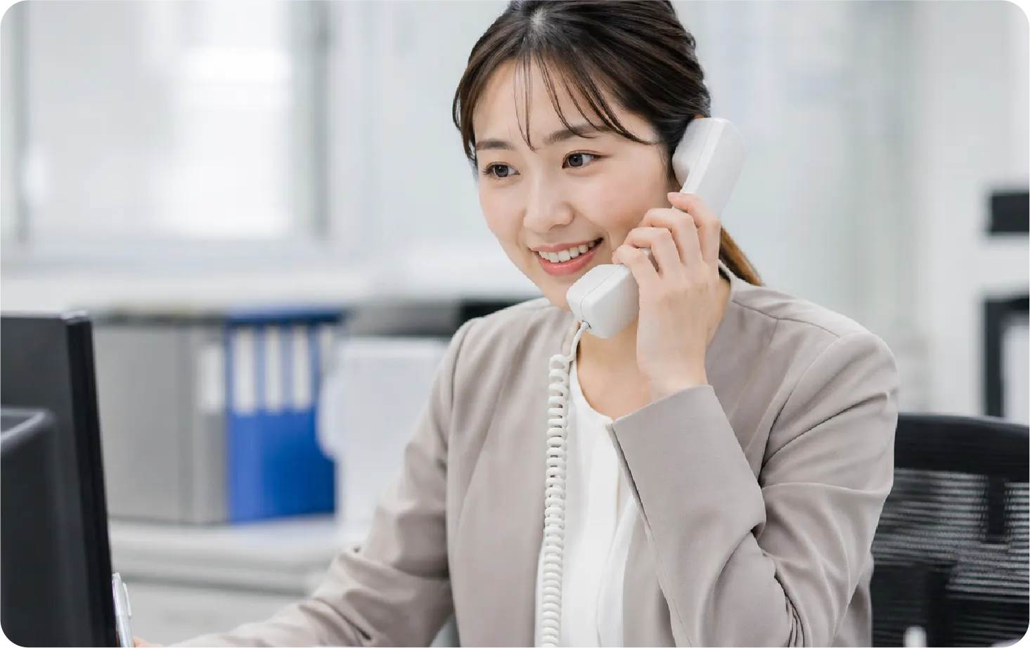 電話する女性