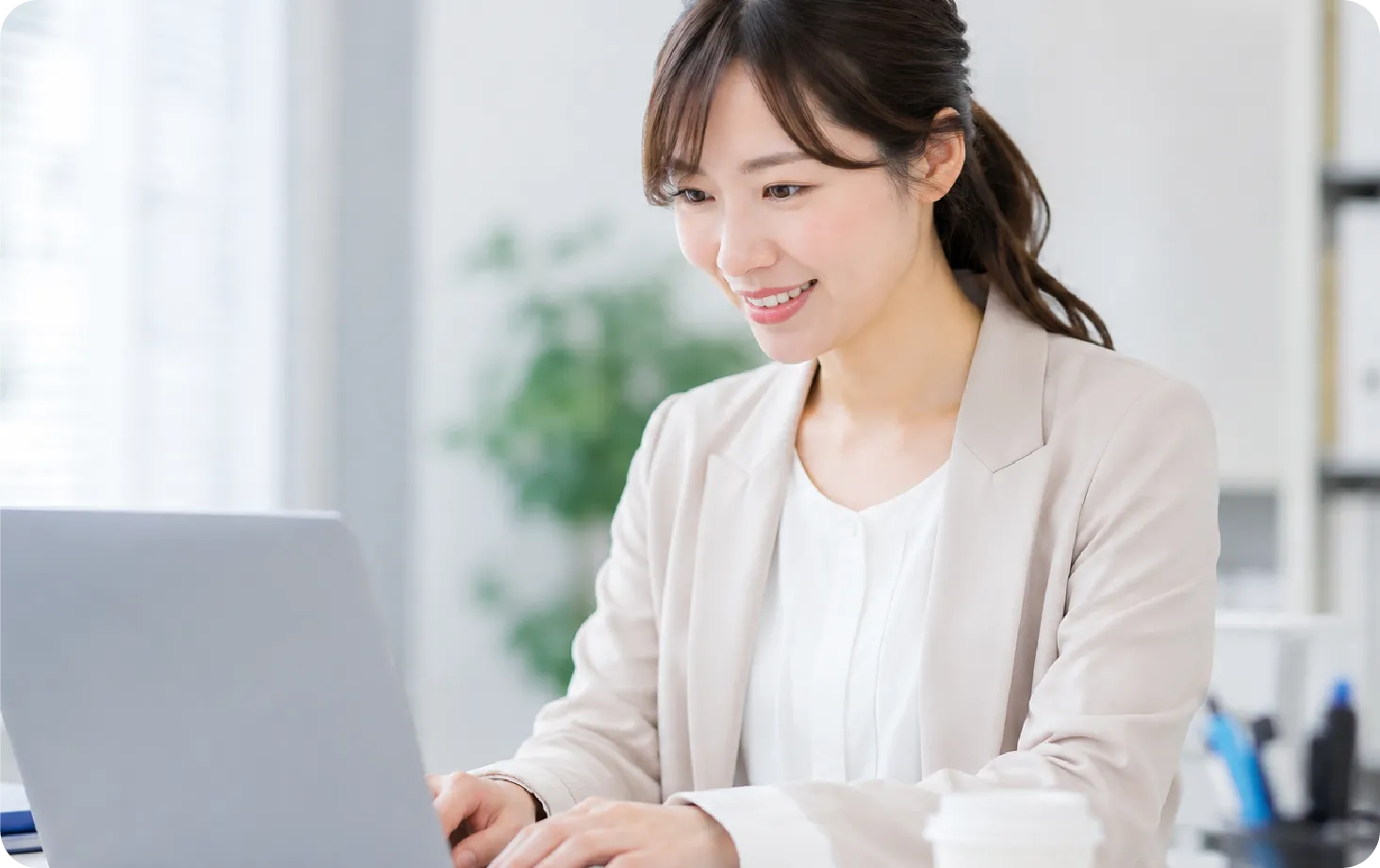 PCを触る女性