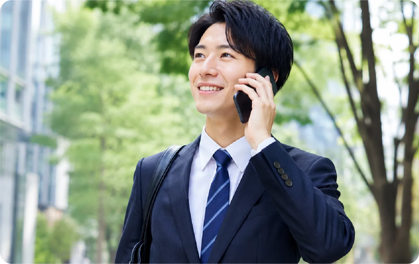 電話をする男性