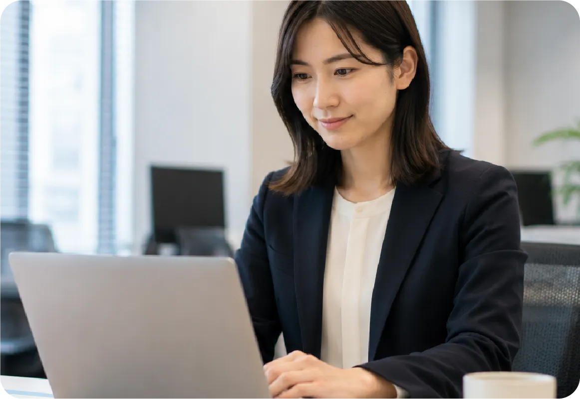 PC作業をする女性
