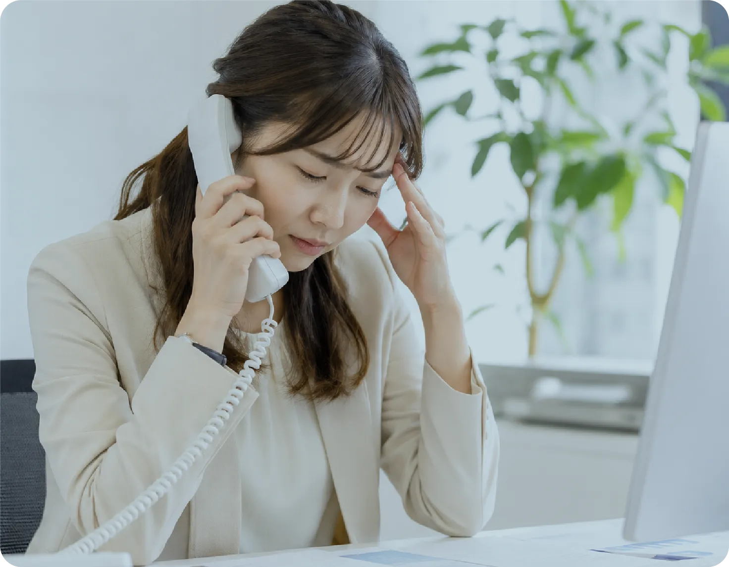 電話対応に悩む女性
